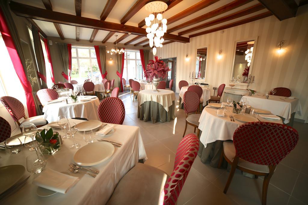 Hotel Restaurant Le Lion D'Or Saint-Hilaire-du-Harcouët Buitenkant foto