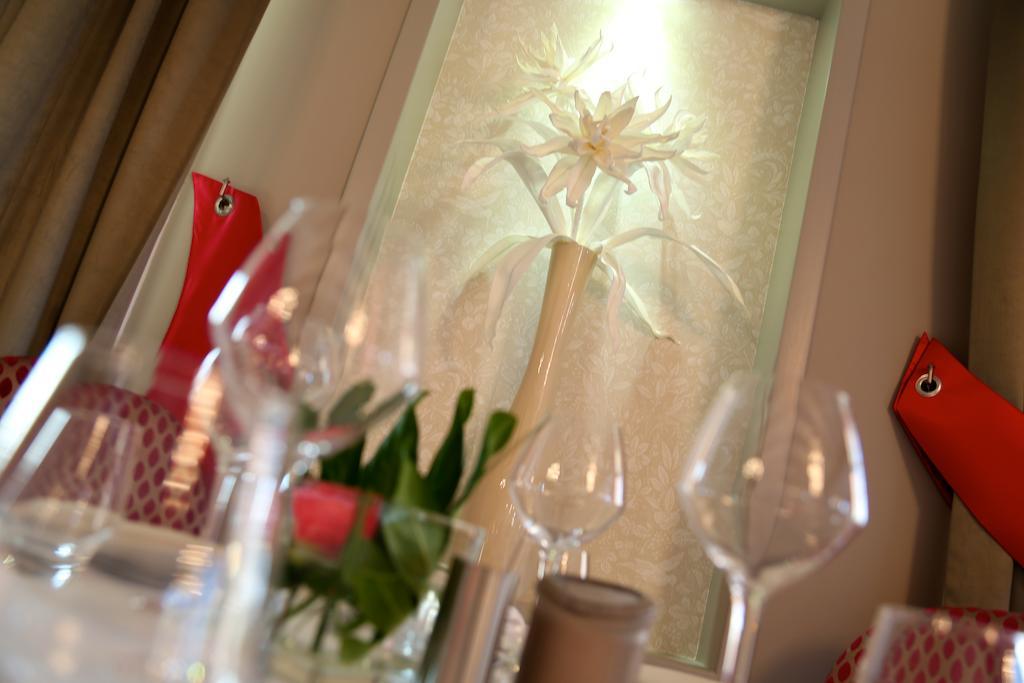 Hotel Restaurant Le Lion D'Or Saint-Hilaire-du-Harcouët Buitenkant foto