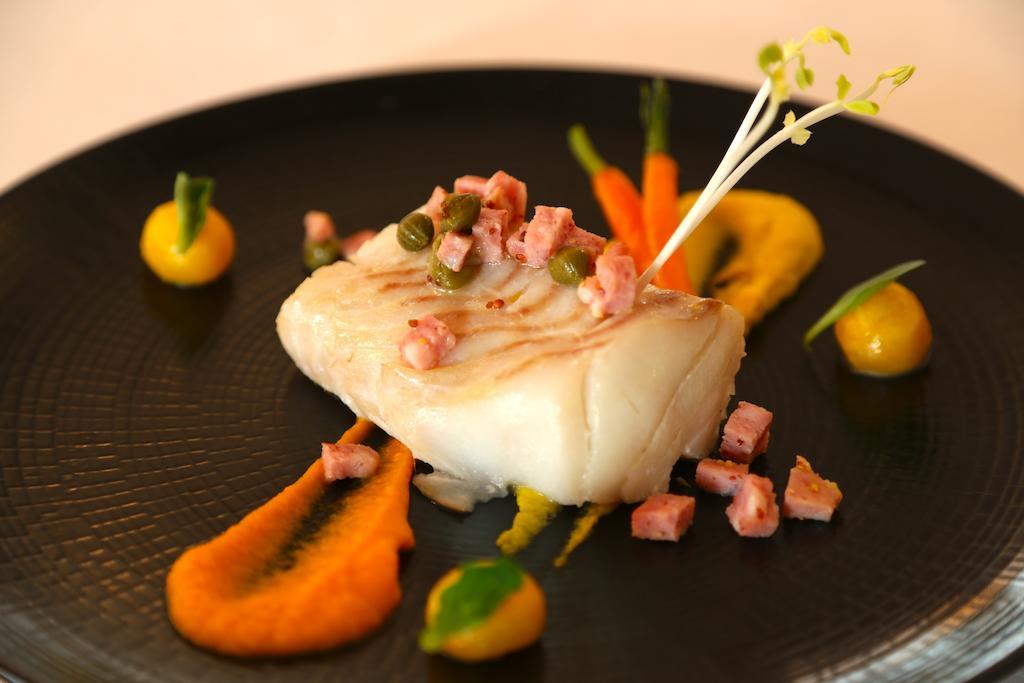 Hotel Restaurant Le Lion D'Or Saint-Hilaire-du-Harcouët Buitenkant foto