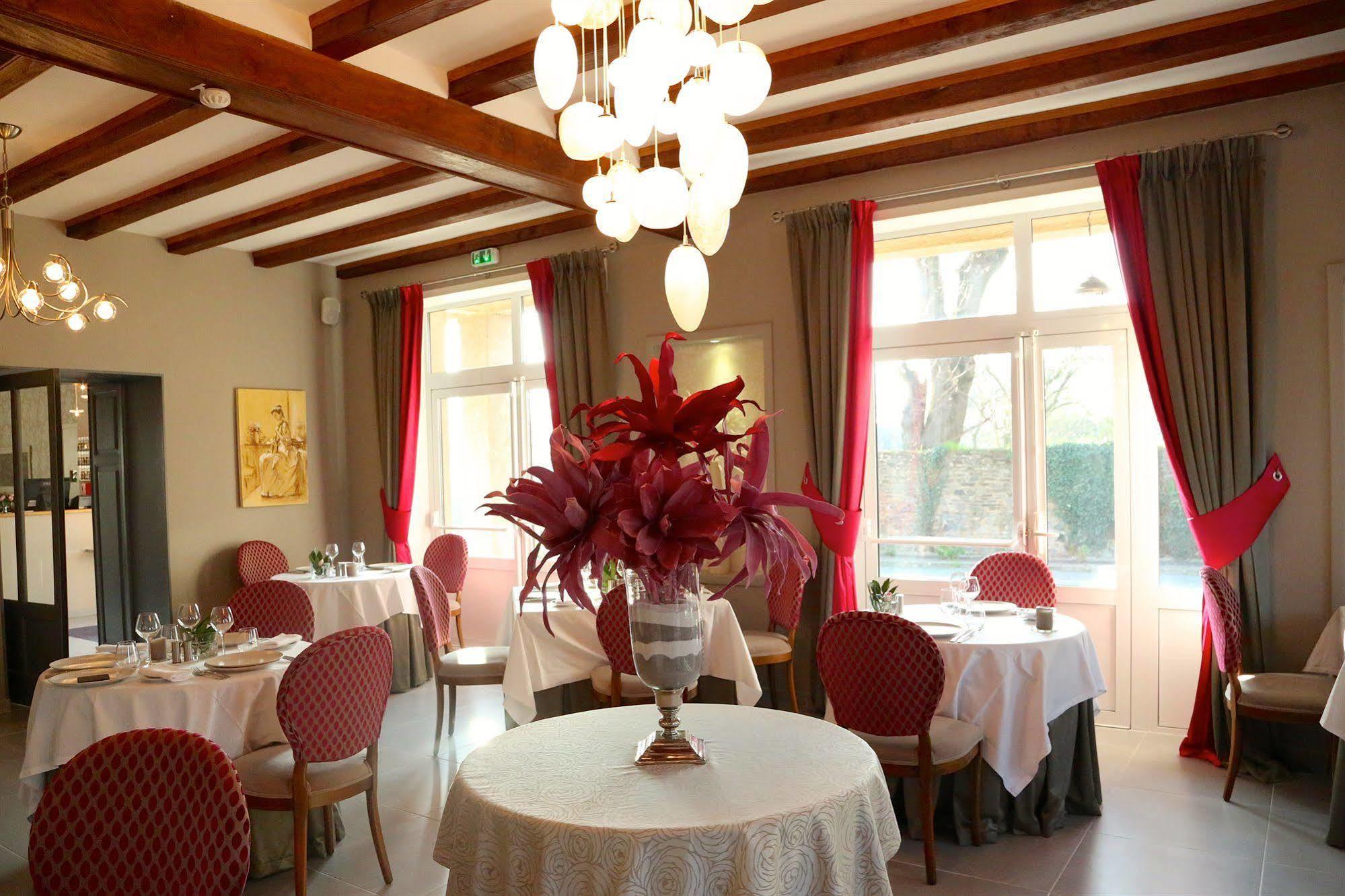 Hotel Restaurant Le Lion D'Or Saint-Hilaire-du-Harcouët Buitenkant foto