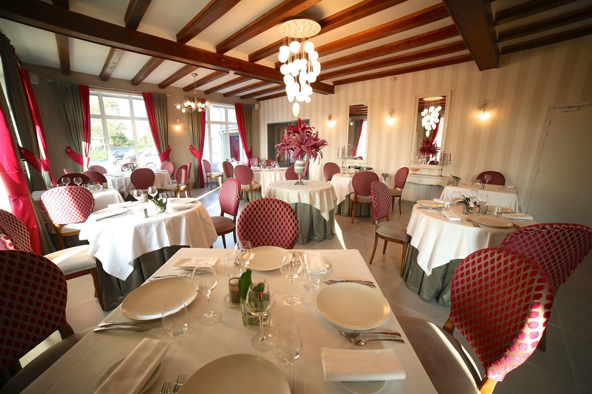 Hotel Restaurant Le Lion D'Or Saint-Hilaire-du-Harcouët Buitenkant foto