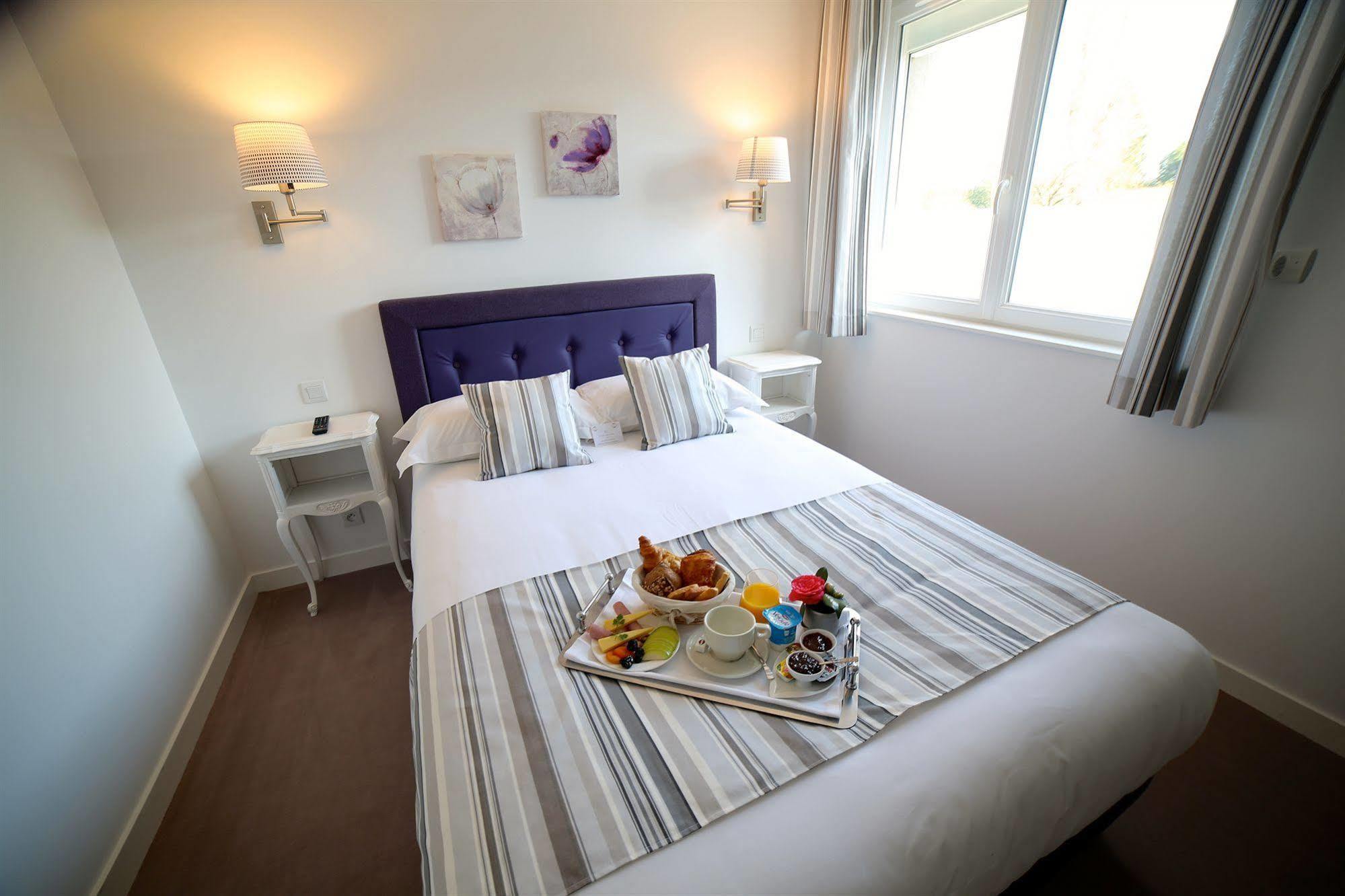 Hotel Restaurant Le Lion D'Or Saint-Hilaire-du-Harcouët Buitenkant foto