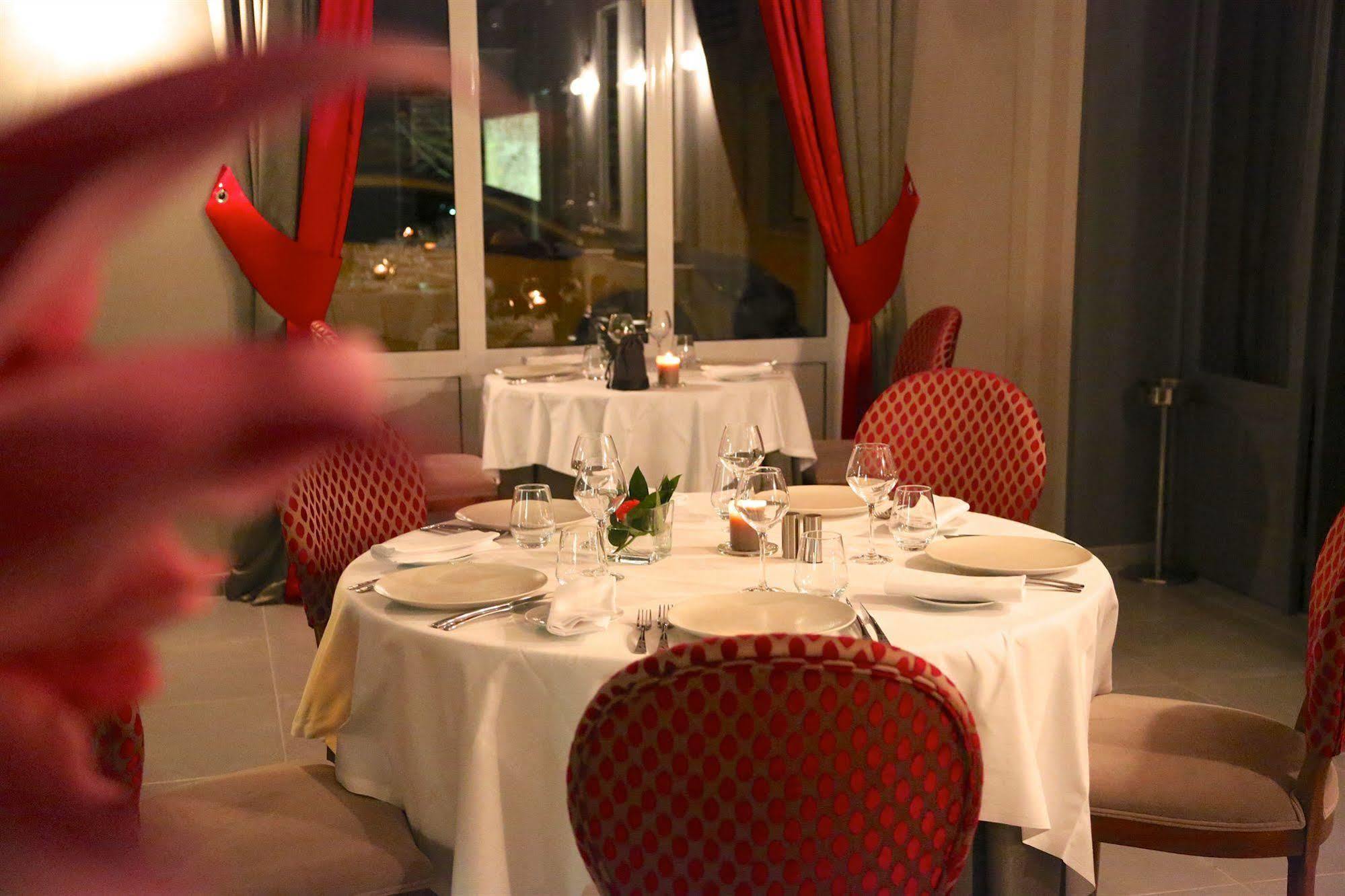Hotel Restaurant Le Lion D'Or Saint-Hilaire-du-Harcouët Buitenkant foto