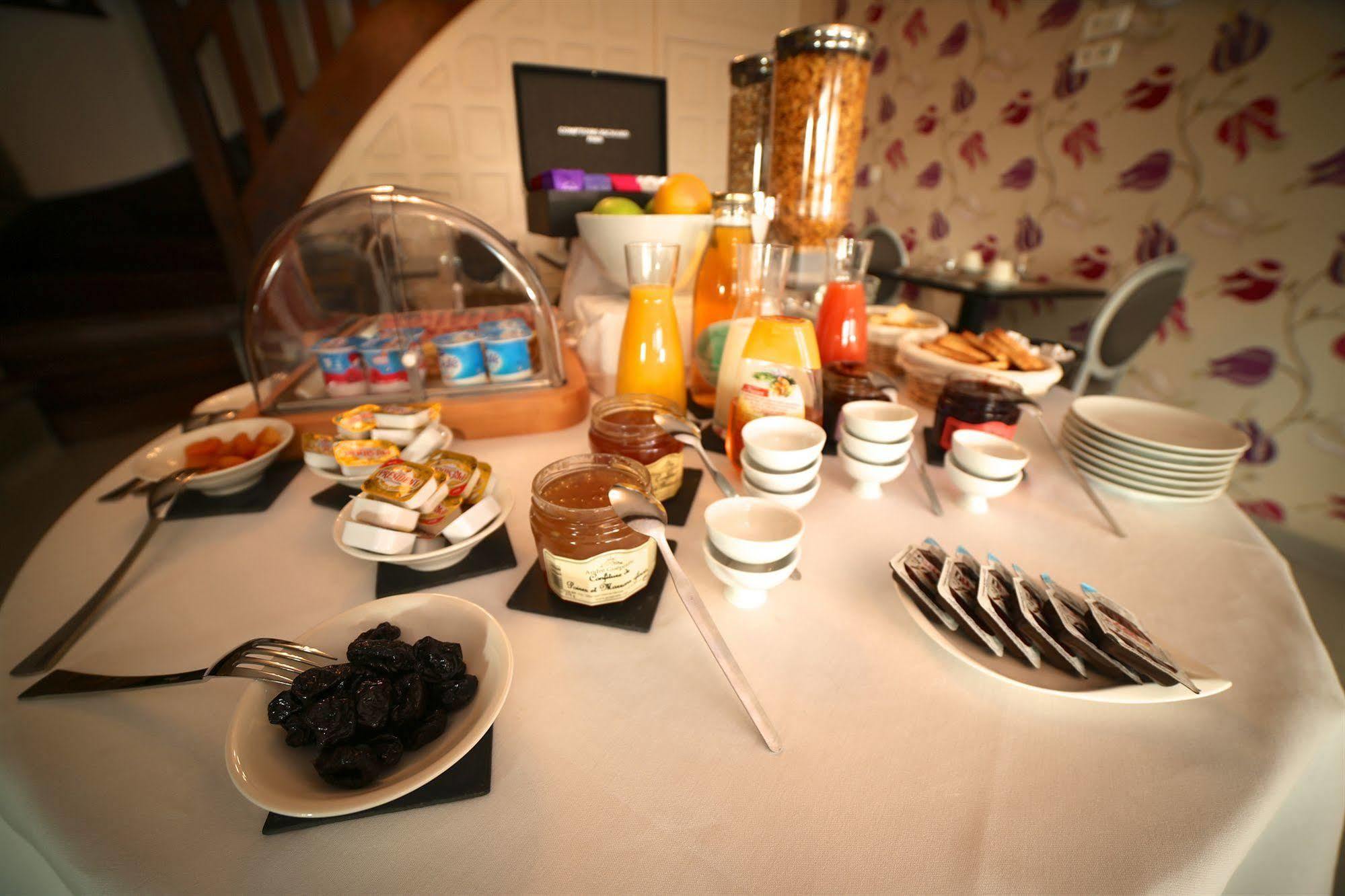 Hotel Restaurant Le Lion D'Or Saint-Hilaire-du-Harcouët Buitenkant foto