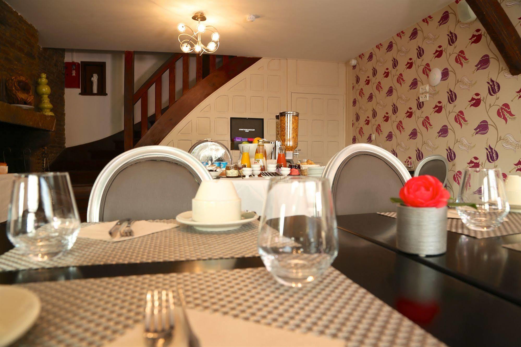 Hotel Restaurant Le Lion D'Or Saint-Hilaire-du-Harcouët Buitenkant foto