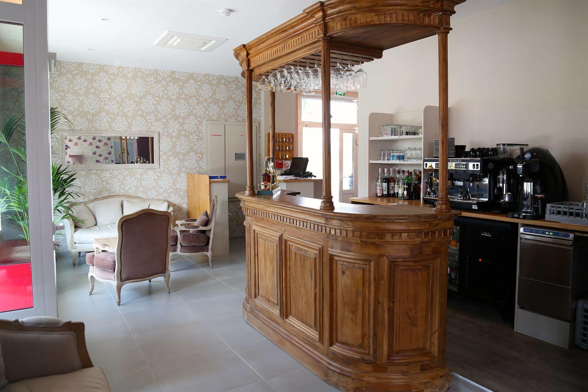Hotel Restaurant Le Lion D'Or Saint-Hilaire-du-Harcouët Buitenkant foto